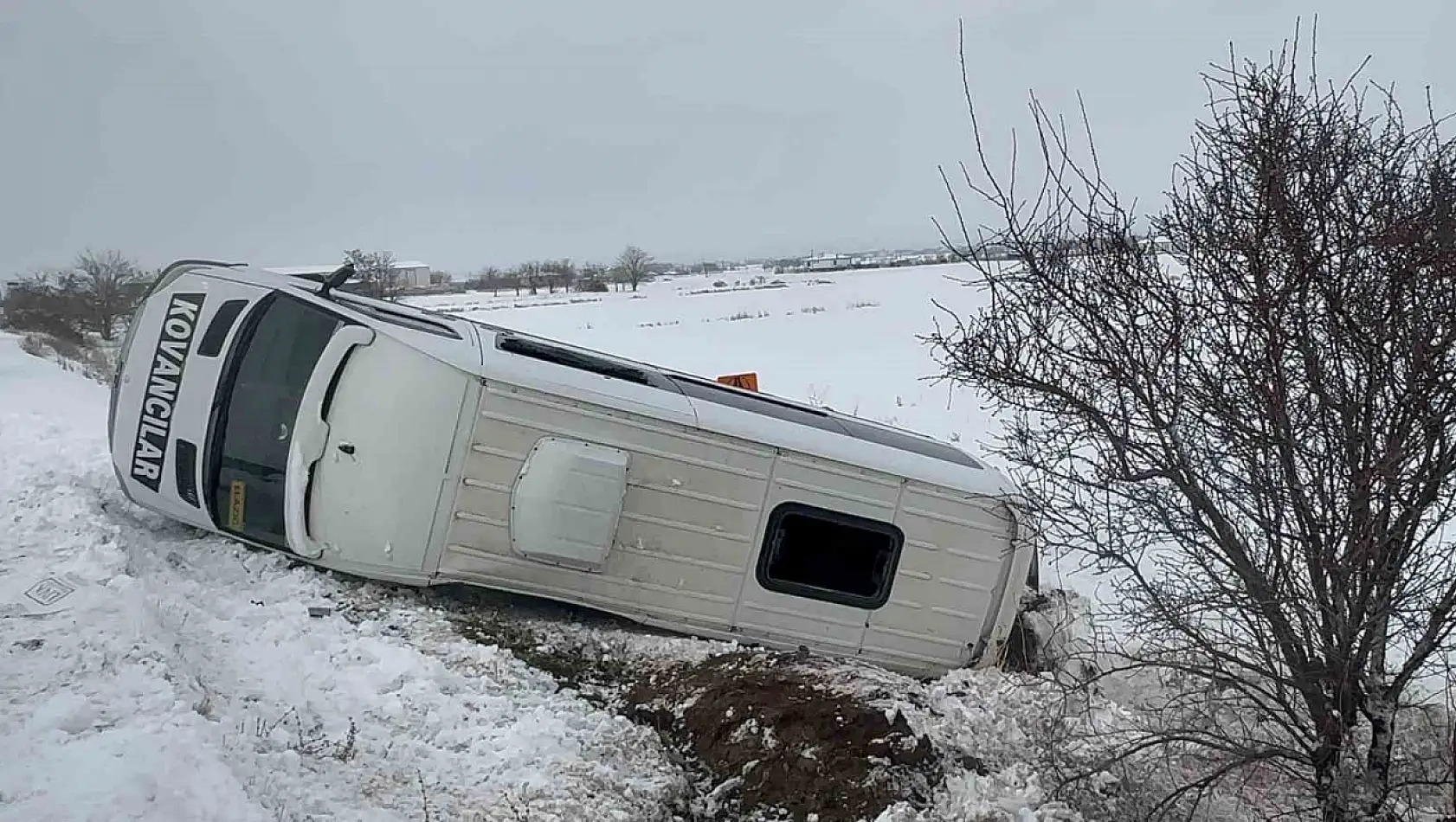 Elazığ'da minibüs şarampole devrildi: 9 yaralı