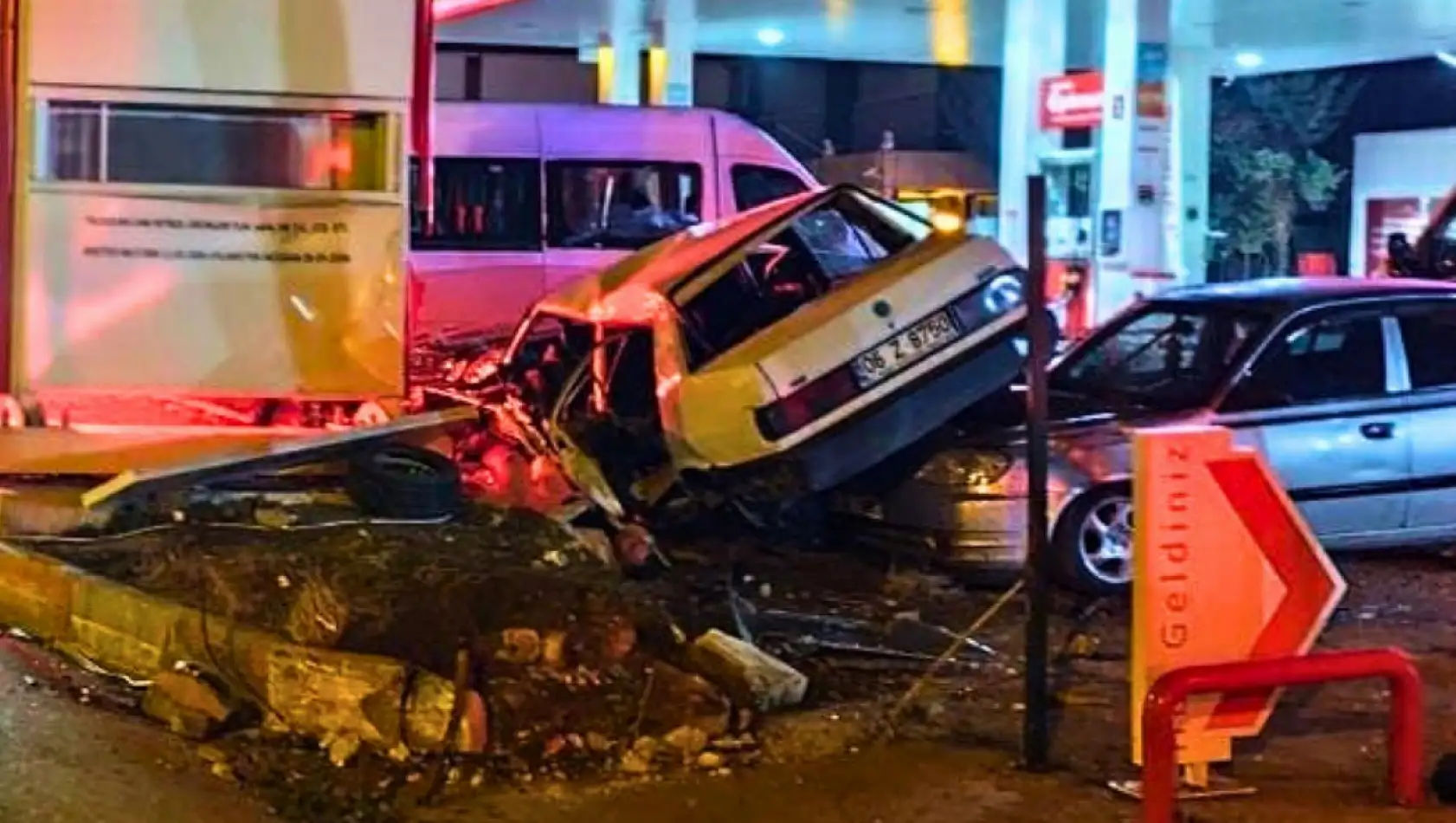 Kontrolden Çıkan Araç 3 Otomobile Çarptı 1 Ölü 1 Ağır Yaralı