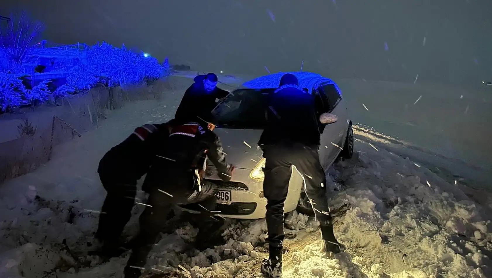 Mahsur kalan vatandaşları jandarma kurtardı