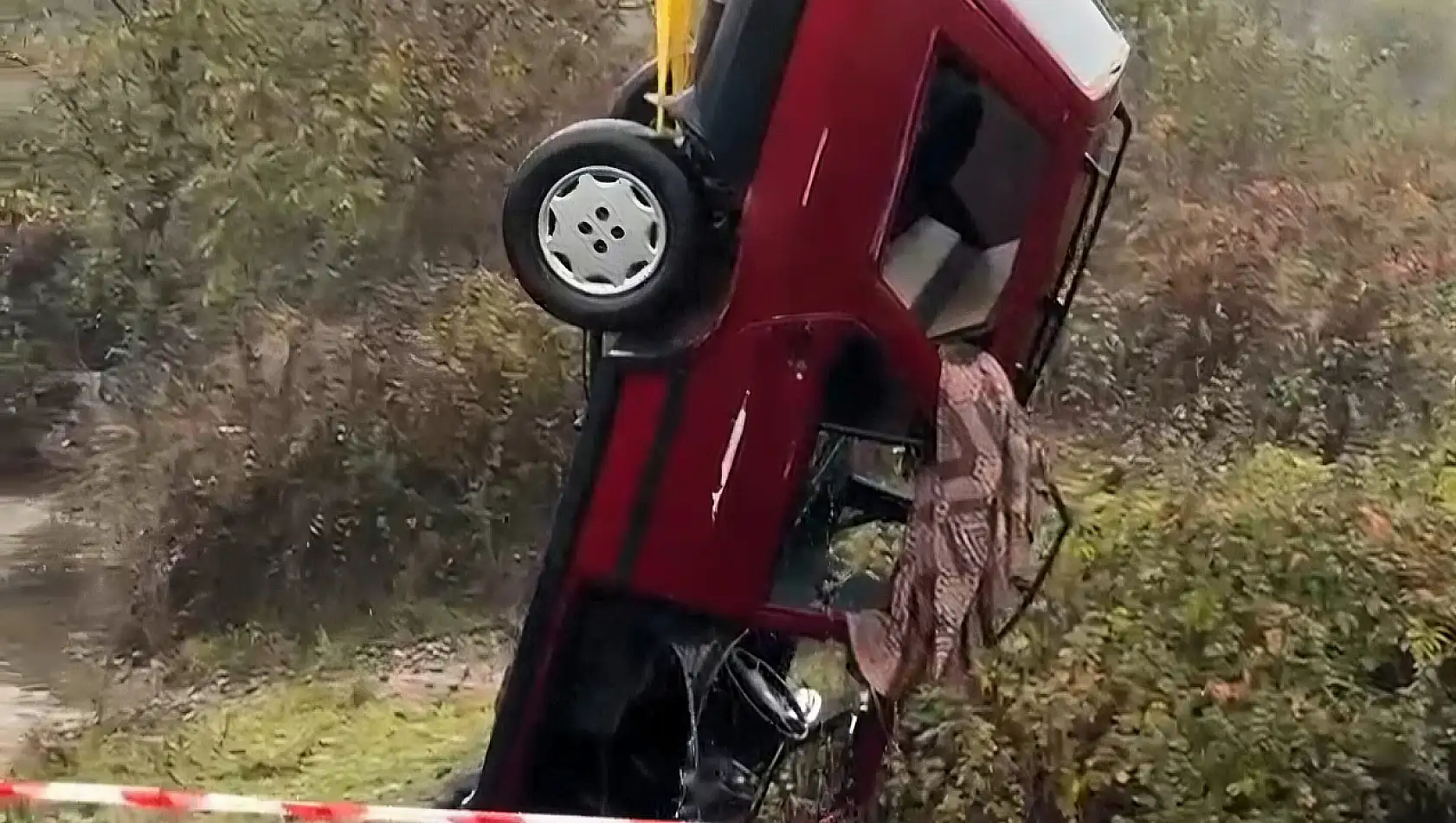 Otomobil dereye uçtu 2 ölü 1 yaralı