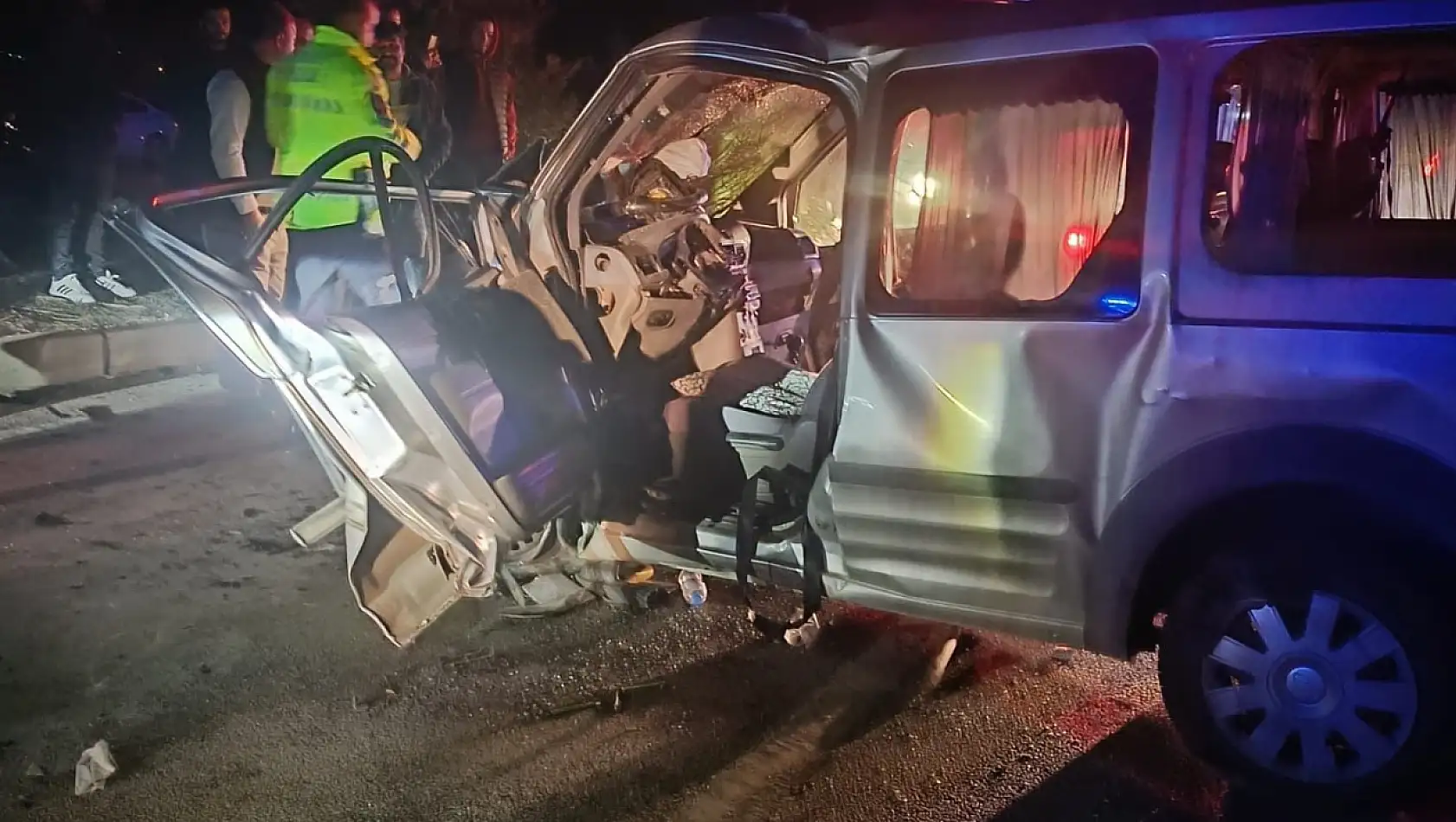 Otomobil İle Hafif Ticari Araç Çarpıştı: 3 Ölü 2 Yaralı