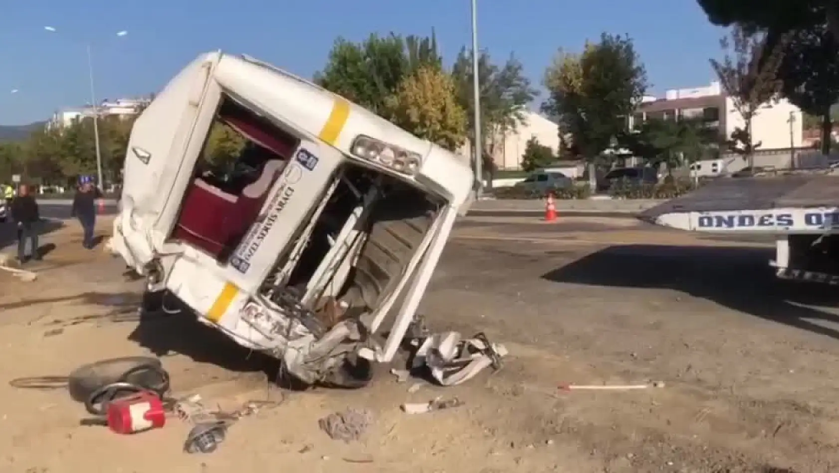 Tanker ile minibüsün çarpışması sonucu 11 kişi yaralandı