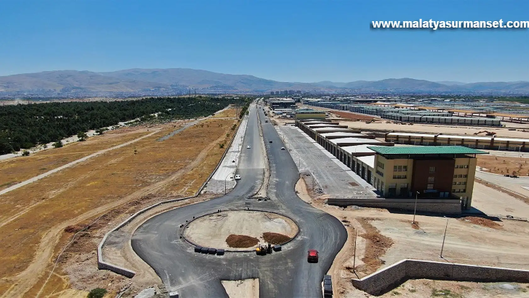 Yaka Mahallesi'ni Merkeze Bağlayan Yol Baştan Sona Yenileniyor