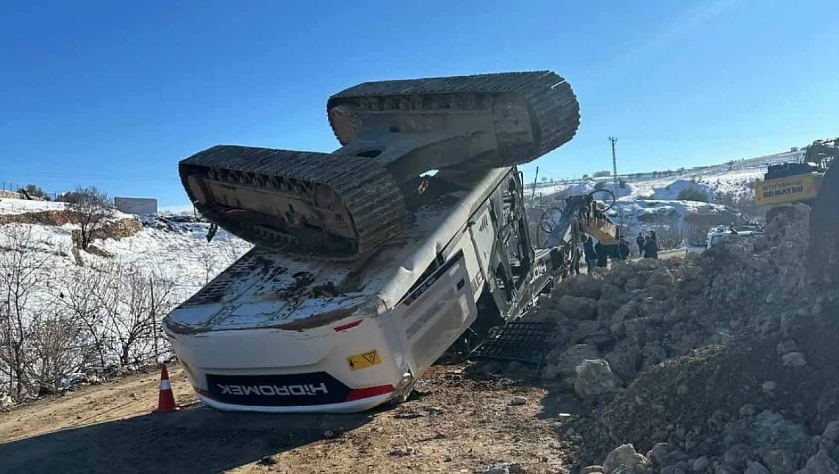 Yol yapım çalışmasında iş makinesi devrildi