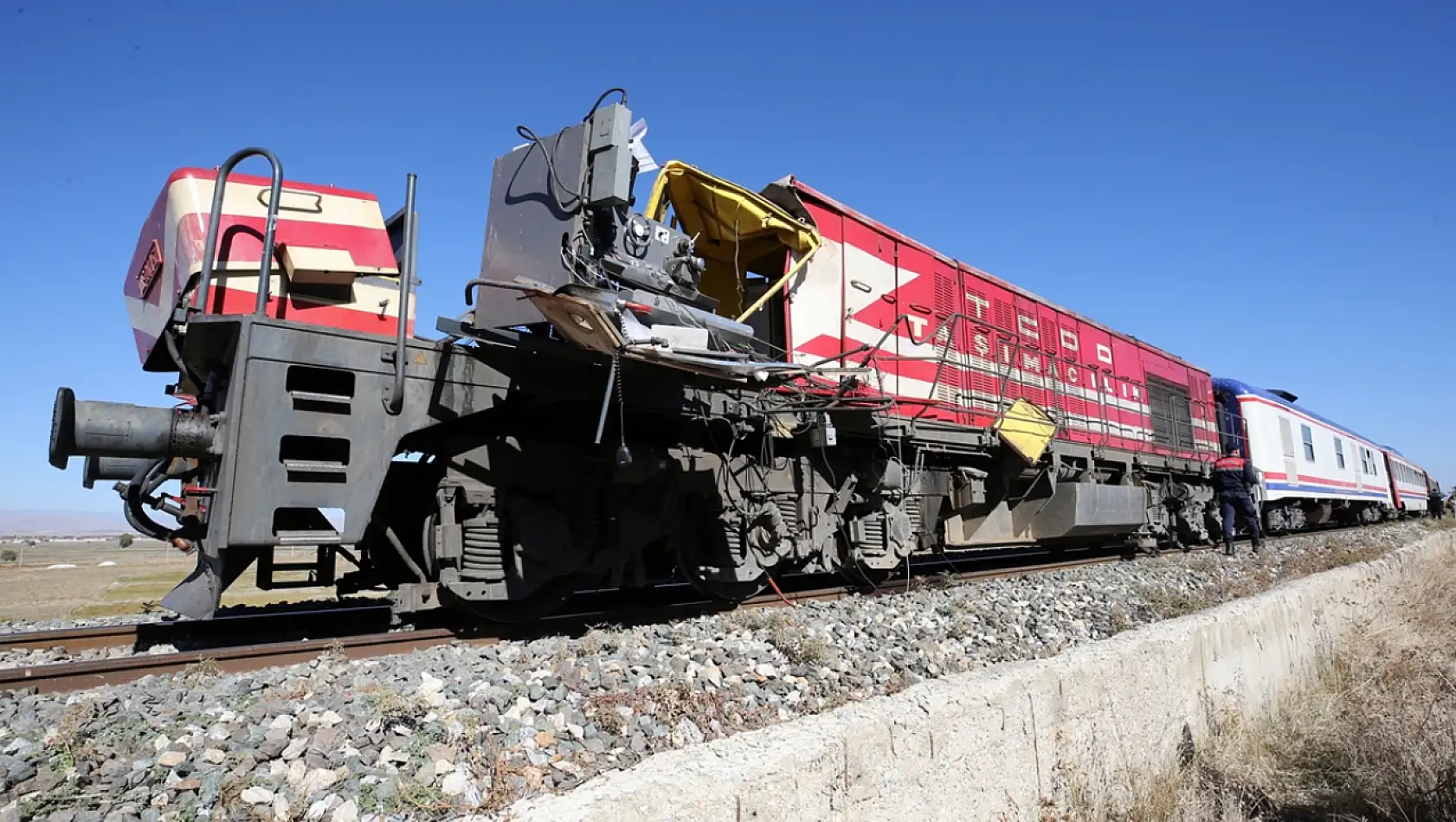 Yolcu Treni Kaza Yaptı 1 Makinist Öldü 2 Yaralı