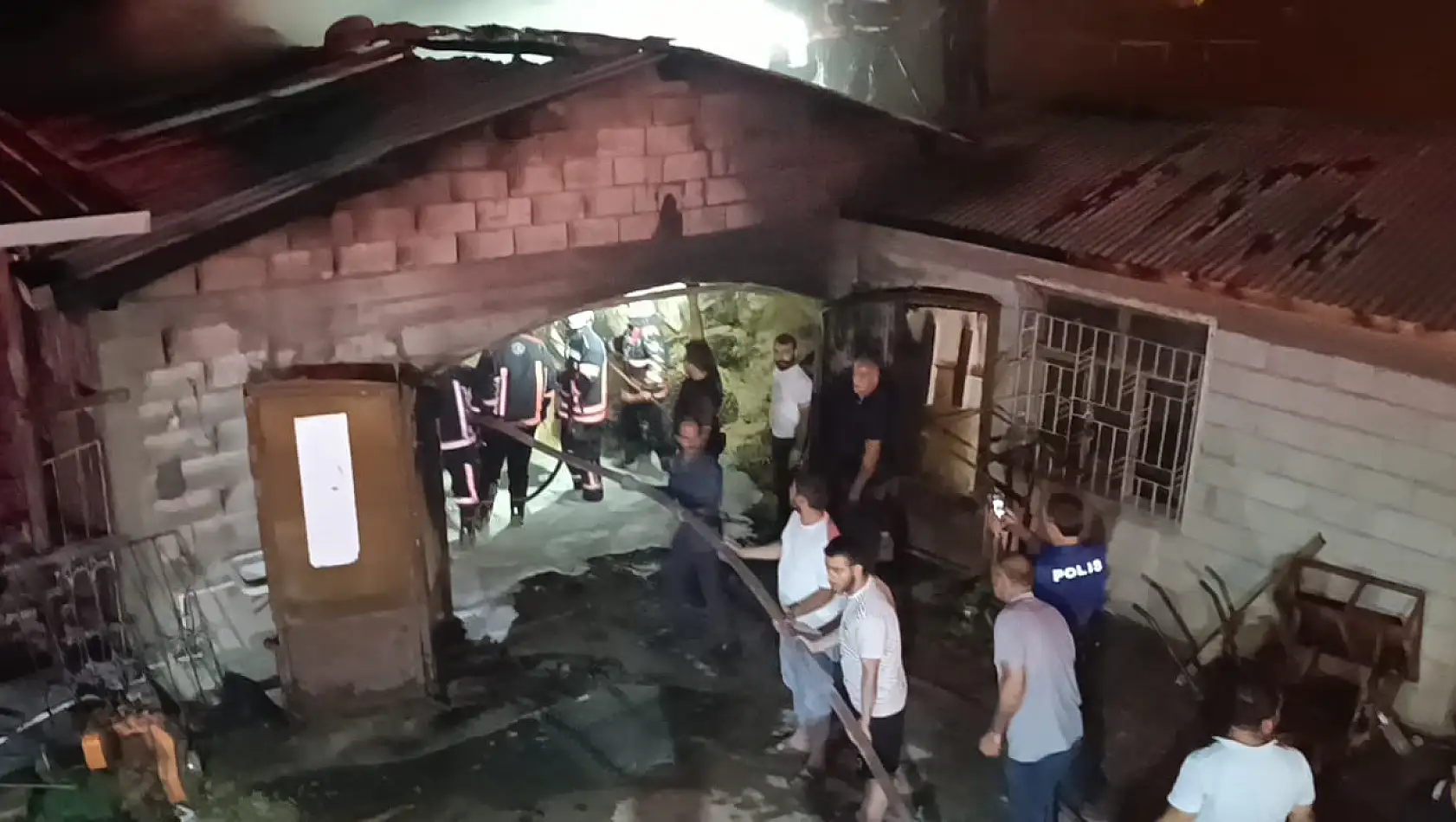 Malatya'da ahır ve samanlık yangını