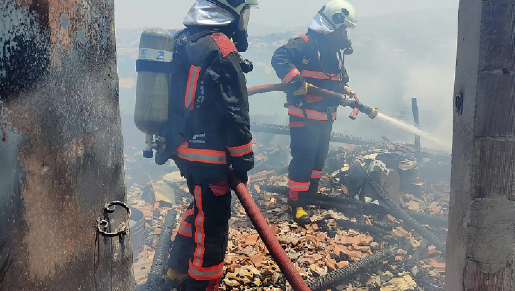 Malatya'da bir binanın çatısında çıkan yangın söndürüldü