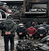 Çalıntı araçları parçalayarak satışa sunan 8 kişi yakalandı