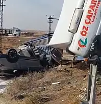 Devrilen tırda bulunan milyonluk araçlar hasar gördü