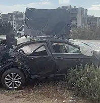 Otomobil Bariyerlere Çarptı, 1 Ölü 4 Yaralı