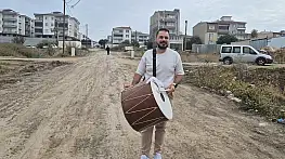 Bozuk yollara davulla maniyle tepki gösterdi