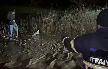 Adıyaman'da sele yakalanan araç suya gömüldü