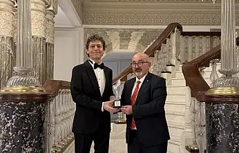 Akif Manaf'a Bir Barış Ödülü Daha: Dünyaca Ünlü Yazar Egeyön Barış Ödülünü Aldı