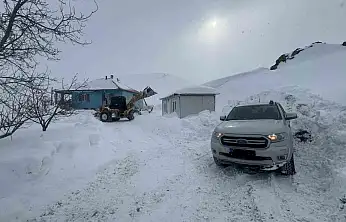 Battalgazi Belediyesi ekipleri, sağlık çalışanlarını iş makinesiyle hastaya ulaştırdı
