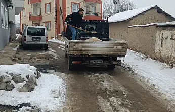 Battalgazi Belediyesi'nin buzlanmaya karşı tuzlama çalışması sürüyor