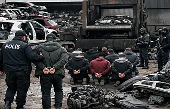 Çalıntı araçları parçalayarak satışa sunan 8 kişi yakalandı