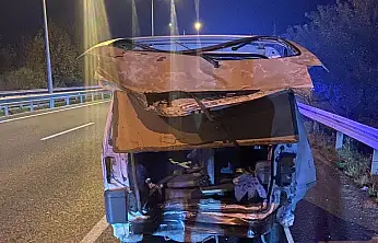 Çekici kamyonet ticari araca çarptı  2 ölü