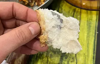 Ekmeğin içinden çıkanı görünce şok oldu
