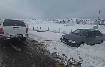 Göreve giden valilik koruma ekibi, yolda kalan vatandaşı kurtardı