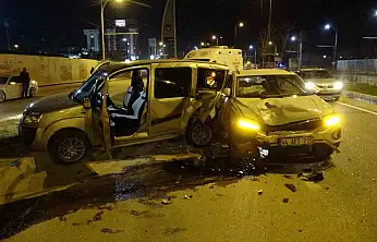 İki aracın kullanılamaz hale geldiği kazayı burunları bile kanamadan atlattılar