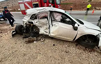 İki Otomobil Çarpıştı: 1 Ölü, 2 Ağır Yaralı