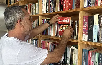 İşlettiği büfede 800 eserlik kütüphane kurdu