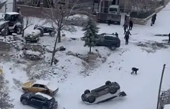 Kayan araç park halindeki aracı devirdi: O anlar kamerada