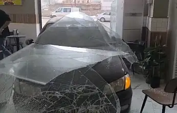 Kontrolden çıkan araç dönerciye girdi