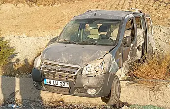 Kontrolden çıkan hafif ticari araç su tahliye kanalına çarptı: 1 yaralı
