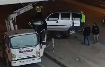 Kontrolden çıkan hafif ticari araç refüje çarptı: 1 yaralı