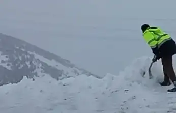Malatya'da 2 bin rakımda dam üstlerinde kar mesaisi