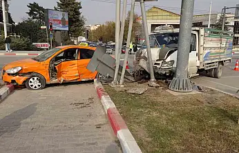 Malatya'da kamyonet ile ticari taksi çarpıştı: 2 yaralı