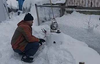 Malatya'da kardan soba yapan esnaf çay demledi