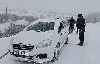 Malatya'da karlı yolda kalan araç ve hasta vatandaşlara büyükşehir ekipleri yetişti