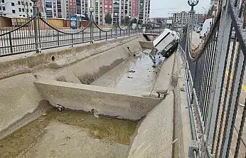 Malatya'da kontrolden çıkan pikap kanala uçtu