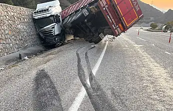 Malatya'da kontrolden çıkan tır istinat duvarına çarptı: 1 yaralı