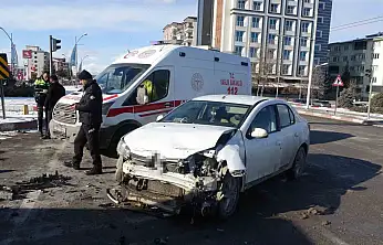 Malatya'da otomobiller çarpıştı: 2 yaralı