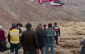 Malatya'da uçuruma yuvarlanan şahsın helikopterle sevk anları kamerada