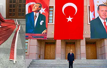 Malatya Valiliği'nde Atatürk posteri rüzgârda yırtıldı yenisi asıldı
