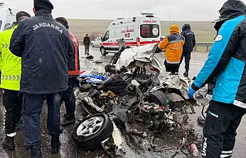 Otobüs otomobili kağıt gibi ezdi: 3 ölü, 1 yaralı