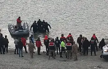 Otomobil Baraja Düştü 3 Ölü