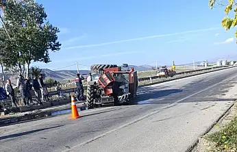 Otomobille çarpışan traktör ikiye bölündü