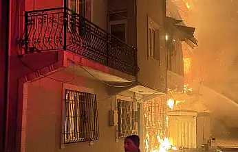 Şehit polisin babasının evi alevlere teslim oldu