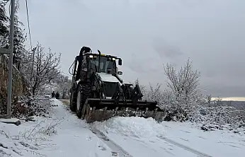Yeşilyurt Belediyesi karla mücadelede çalışmalarını sürdürüyor