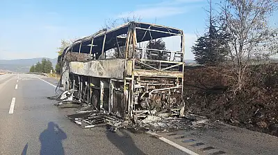 Alev topuna dönen yolcu otobüsü tamamen yandı