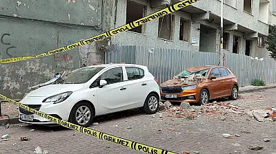 Balkon Çöktü 2 Araç Kullanılmaz Hale Geldi