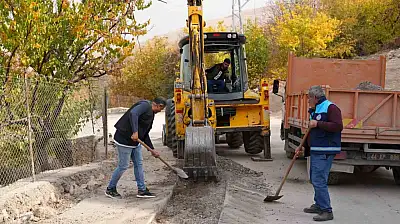 Battalgazi Belediyesi Çamurlu Mahallesi'nde asfalt yama çalışması yaptı