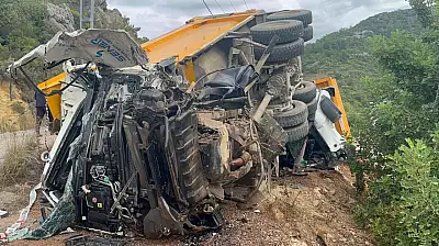 Freni Boşalan Kum Yüklü Kamyon Dehşeti 1 Ölü 1 Yaralı