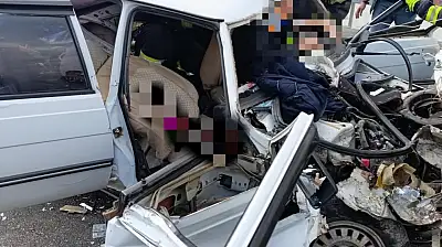 Kamyona arkadan çarpan otomobil hurdaya döndü 1 ölü 1 yaralı