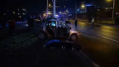 Malatya'da kontrolden çıkan araç trambüs direğine çarptı: 1 ölü 1 ağır yaralı